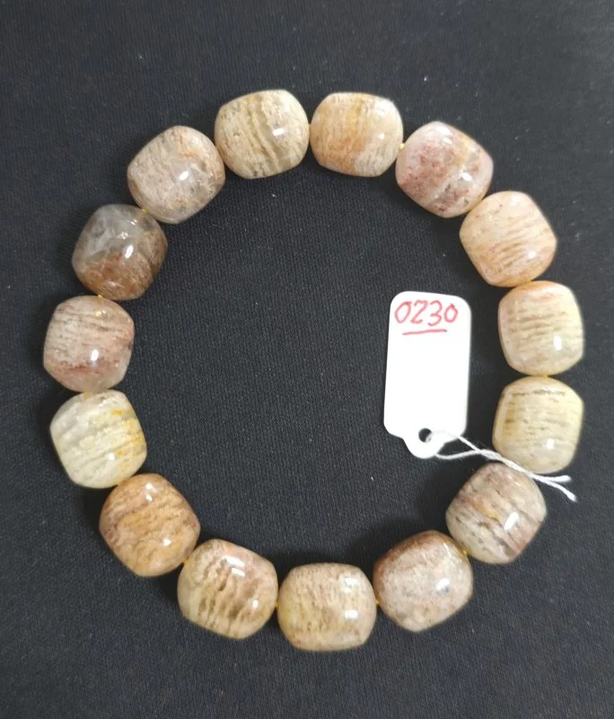 Phan Chan Quartz (แก้วโป่งข่ามพันชั้น)