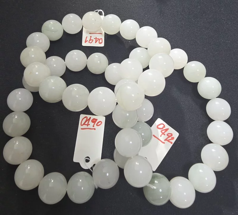 White Jade (หยกขาว)