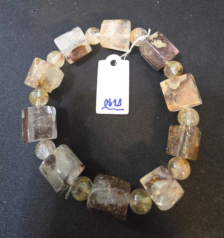 Phan Chan Quartz (แก้วโป่งข่ามพันชั้น)
