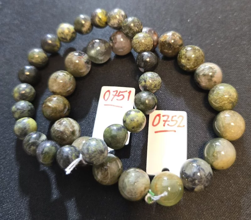 Green Phantom Quartz (แก้วโป่งขามเนื้อโป่งเขียวน้ำใส)