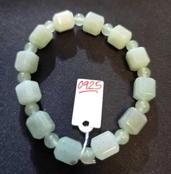 Green Strawberry Quartz (กรีน สตรอว์เบอร์รี ควอตซ์)