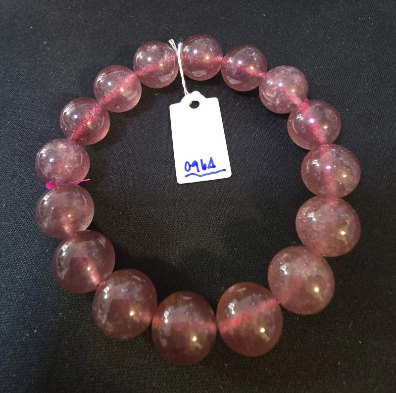 Strawberry Quartz (สตรอเบอร์รี่ ควอตซ์)