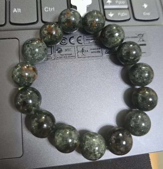 Green Phantom Quartz (แก้วโป่งขามเนื้อโป่งเขียวน้ำใส)