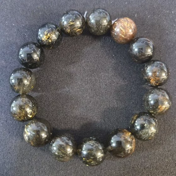 Golden Rutilated Quartz "Blade" (เศรษฐีกาบทอง)