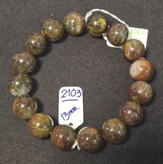 Green Phantom Quartz (แก้วโป่งขามเนื้อโป่งเขียวน้ำใส)