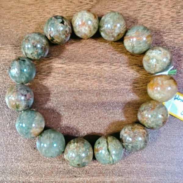Green Phantom Quartz (แก้วโป่งขามเนื้อโป่งเขียวน้ำใส)