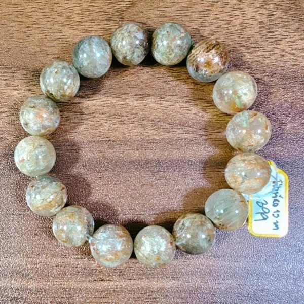 Green Phantom Quartz (แก้วโป่งขามเนื้อโป่งเขียวน้ำใส)