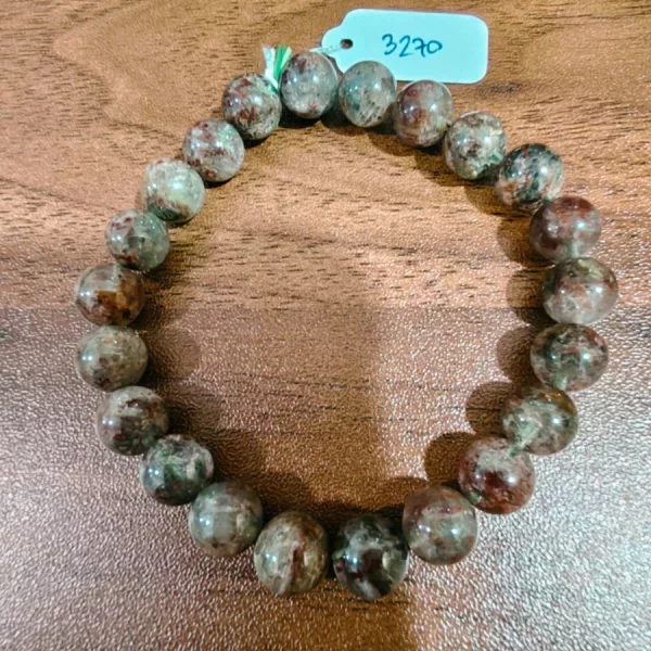 Green Phantom Quartz (แก้วโป่งขามเนื้อโป่งเขียวน้ำใส)