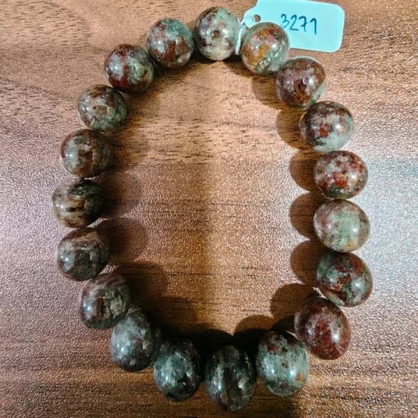 Green Phantom Quartz (แก้วโป่งขามเนื้อโป่งเขียวน้ำใส)