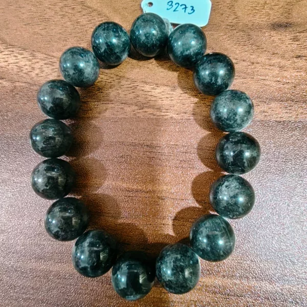 Black Strawberry Quartz (สตรอว์เบอร์รี่ควอตซ์สีดำ)