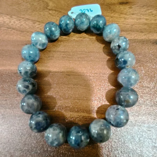 Iolite (ไอโอไลต์)